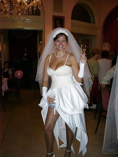 Сексуальные невесты в белых чулках с подвязками 6 фото