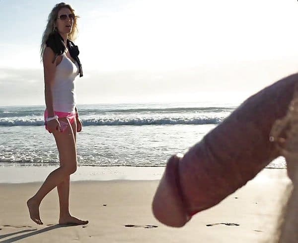 Реакция девушек на голый член эксгибициониста на пляже 1 фото