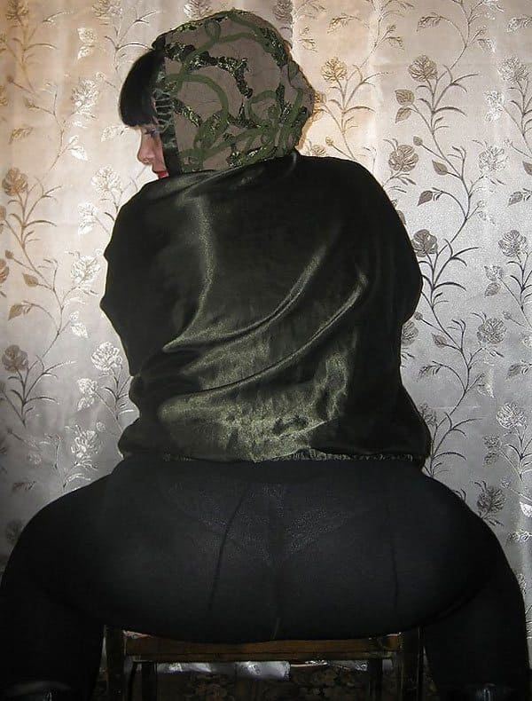 Горячая русская мамочка в эротическом белье позирует в квартире любовника 8 фото