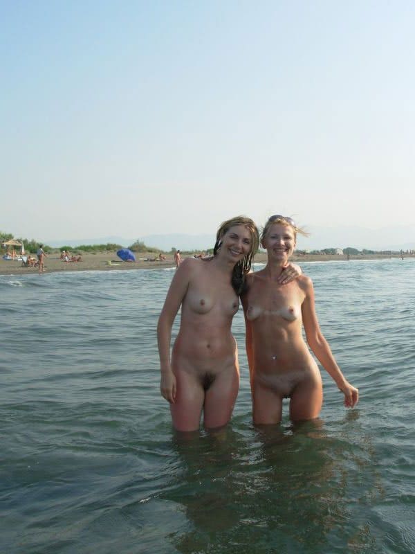 Сестры на пляже загорают топлес не стесняясь друг друга 27 фото