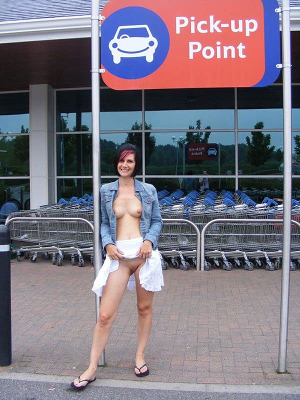 Голые девушки на парковке супермаркета 5 фото