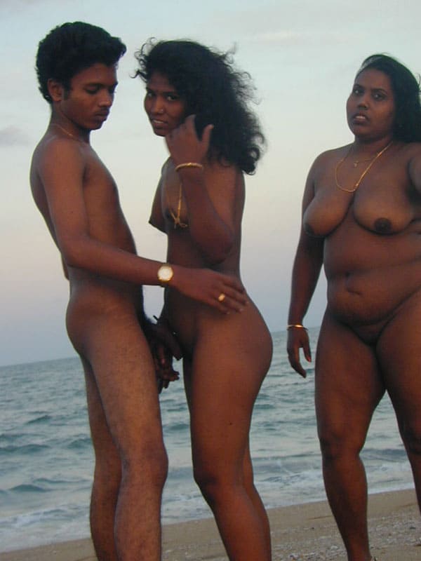 Молодые индусы трахаются на пляже втроем 5 фото