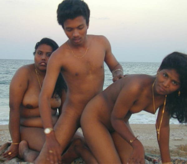 Молодые индусы трахаются на пляже втроем 8 фото