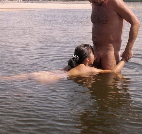 Секс зрелой пары нудистов в воде 7 фото
