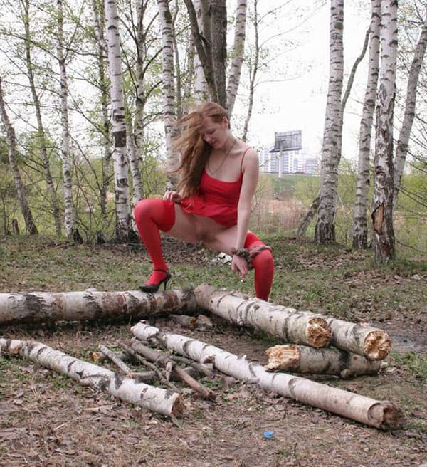 Ольга писает в лесу среди берез 2 фото