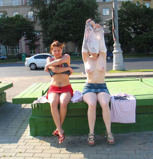 Две русские лесбиянки занимаются сексом в центре города 108 фото