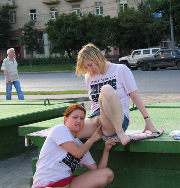 Две русские лесбиянки занимаются сексом в центре города 123 фото