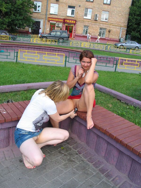 Две русские лесбиянки занимаются сексом в центре города 35 фото