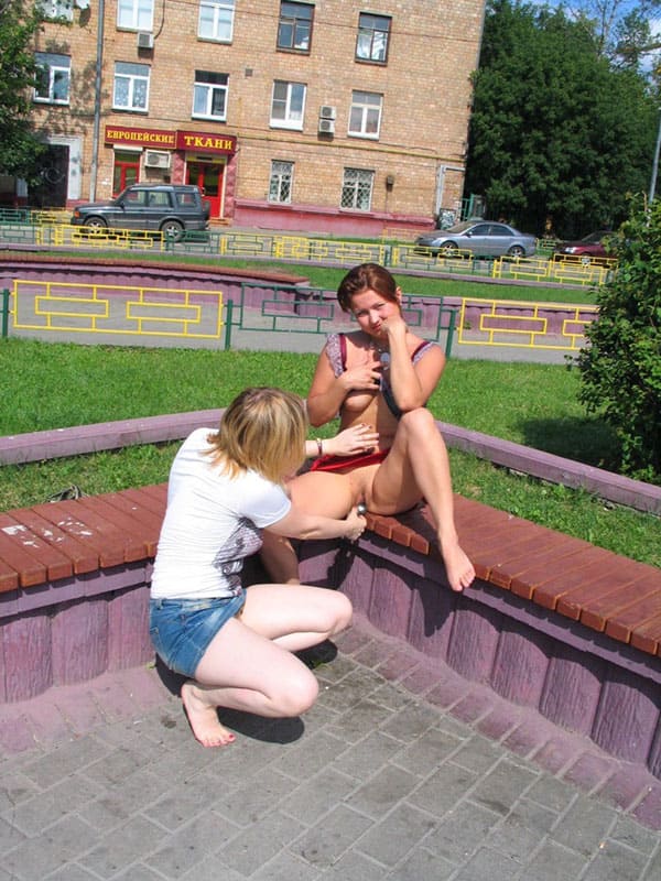 Две русские лесбиянки занимаются сексом в центре города 43 фото
