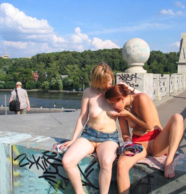 Две русские лесбиянки занимаются сексом в центре города 96 фото