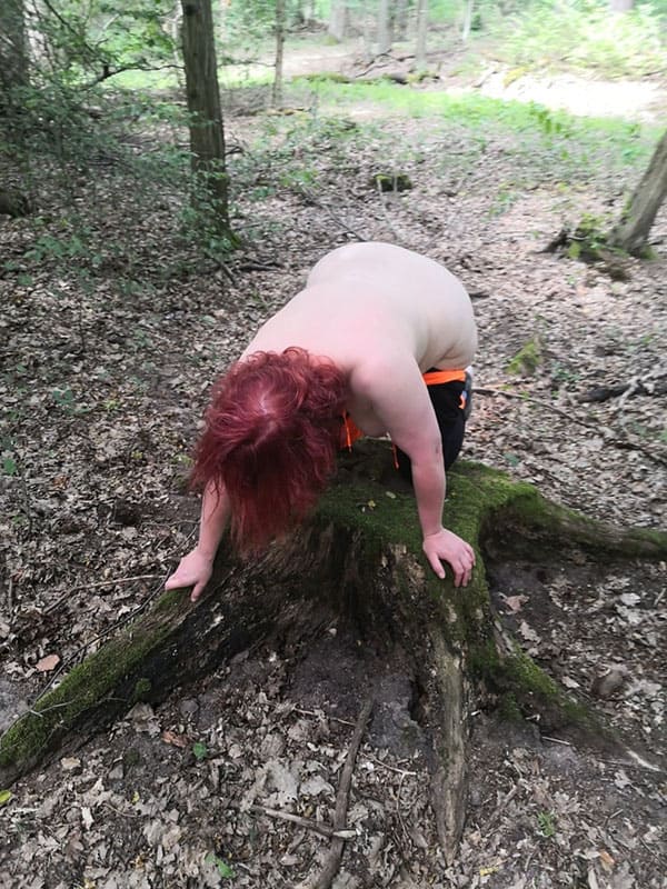 Жирную задницу жены отшлепали раком в лесу 9 фото