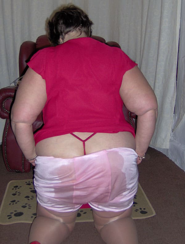 Толстая женщина писает через панталоны 17 фото