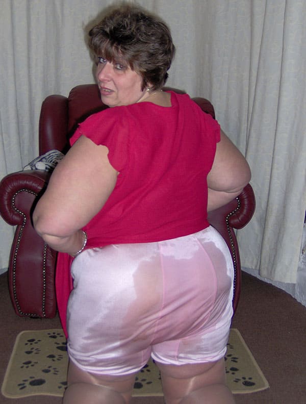 Толстая женщина писает через панталоны 18 фото
