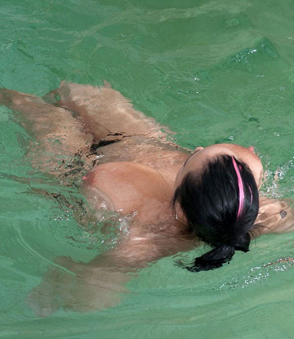 Голая толстушка с большими сисями купается в бассейне 23 фото