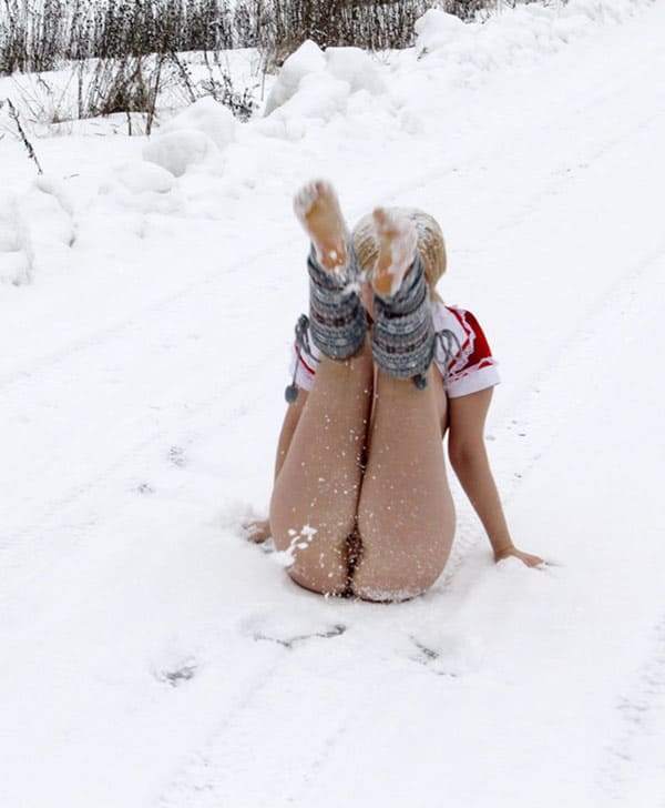 Голые девушки валяются в снегу 30 фото