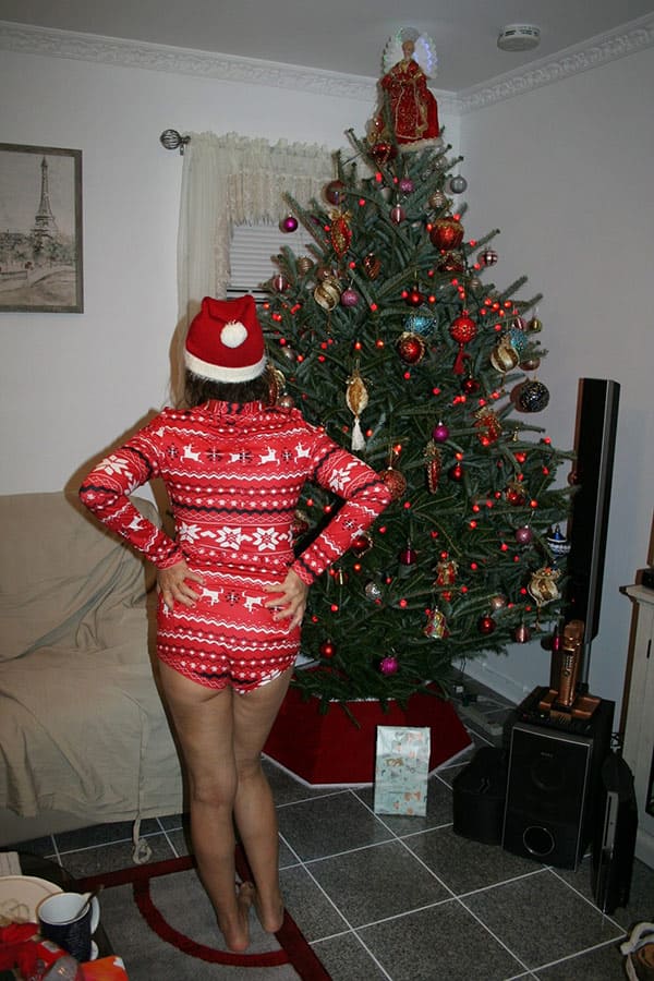 Зрелка в новогодней пижаме с вырезом на попе 3 фото