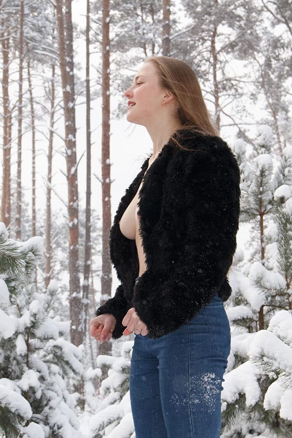 Голая гимнастка растягивает писю в зимнем лесу 11 фото