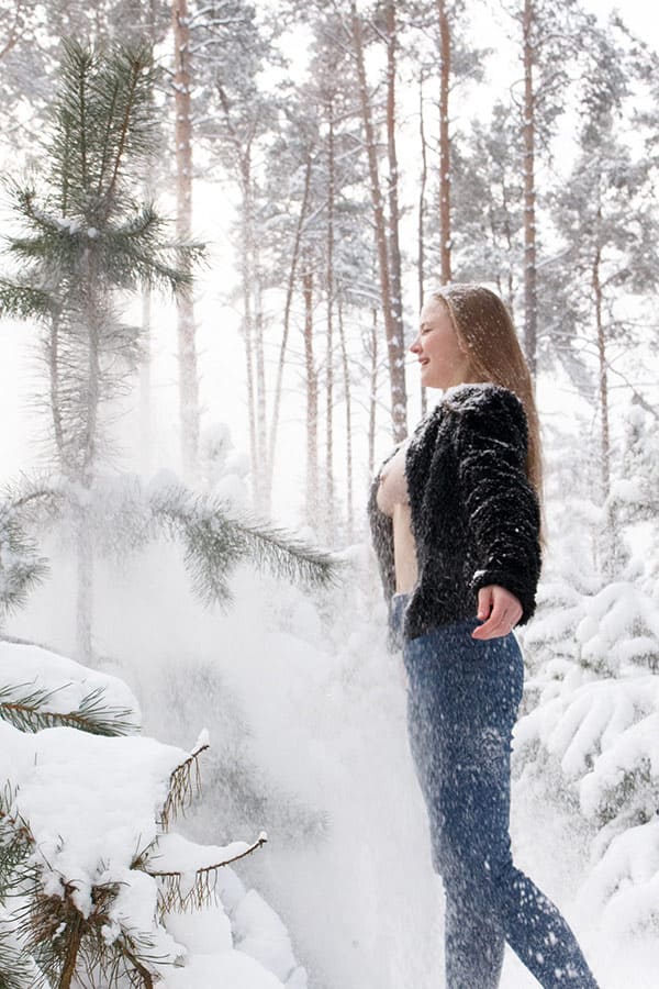 Голая гимнастка растягивает писю в зимнем лесу 12 фото