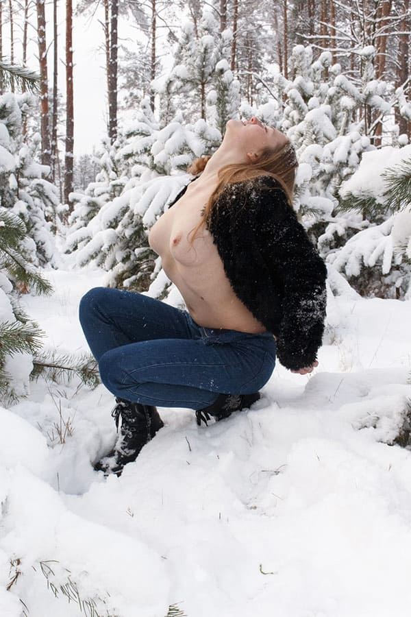 Голая гимнастка растягивает писю в зимнем лесу 16 фото
