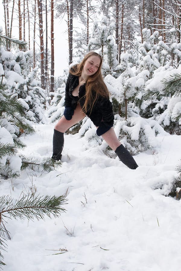Голая гимнастка растягивает писю в зимнем лесу 25 фото