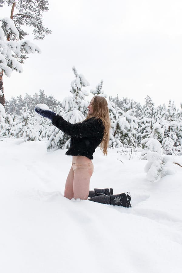Голая гимнастка растягивает писю в зимнем лесу 48 фото