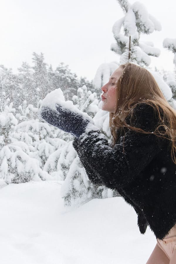 Голая гимнастка растягивает писю в зимнем лесу 50 фото