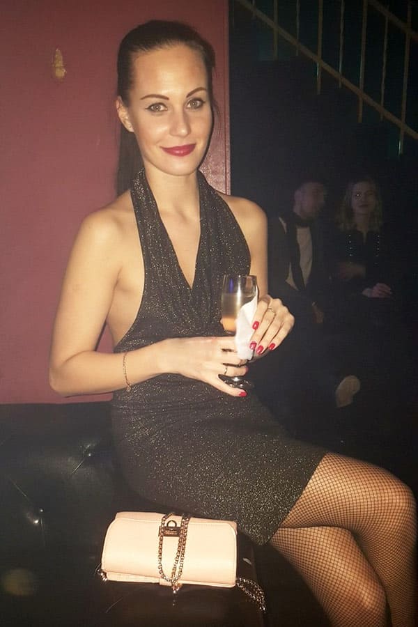 Пьяная жена в ночном клубе без нижнего белья 4 фото