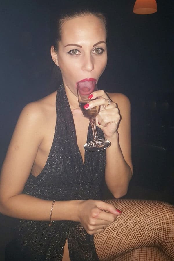 Пьяная жена в ночном клубе без нижнего белья 6 фото