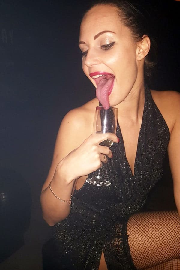 Пьяная жена в ночном клубе без нижнего белья 7 фото