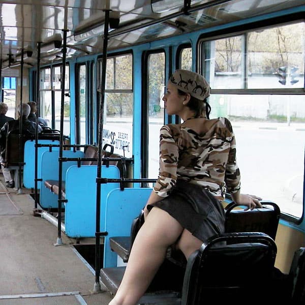 Голая девушка едет в трамвае с пассажирами 28 фото