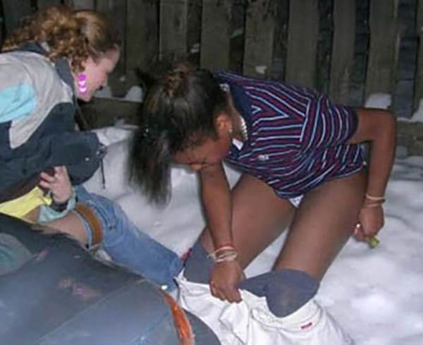 Зимой девчонки писают на снег 15 фото