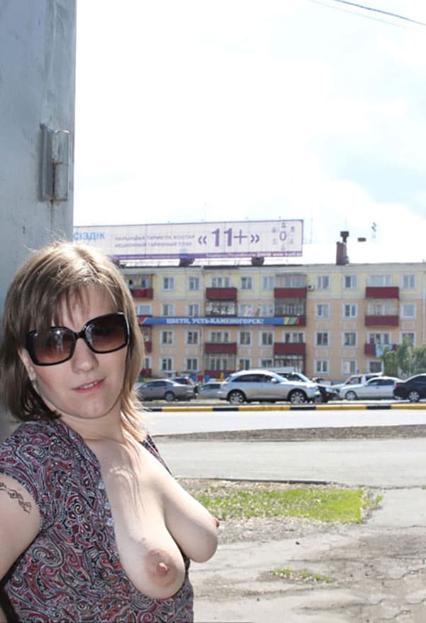 Жена с большой жопой позирует на улице голая 23 фото