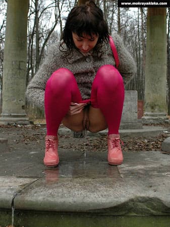 Сняв малиновые лосины женщина писает в парке 1 фото