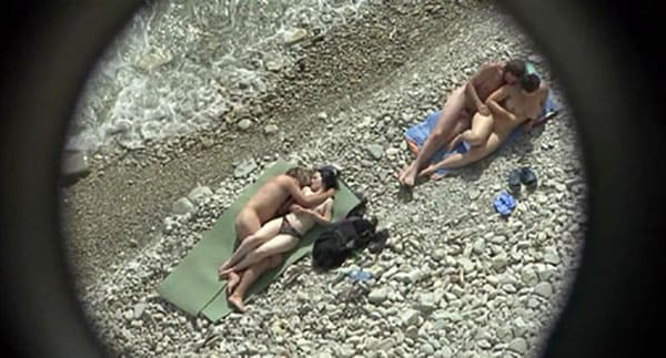 Подсмотренный секс русских свингеров на пляже 27 фото