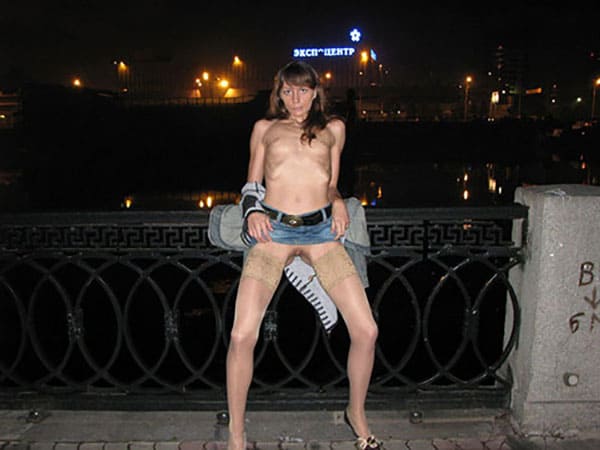 Голые девчонки на улицах русских городов 10 фото