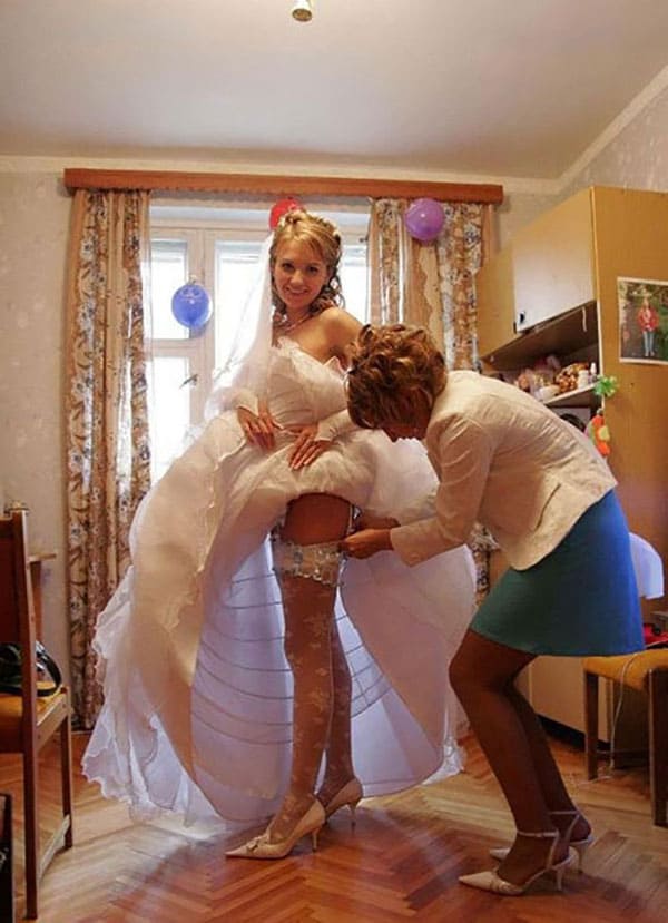 Невесты на свадьбу не надели трусы 17 фото