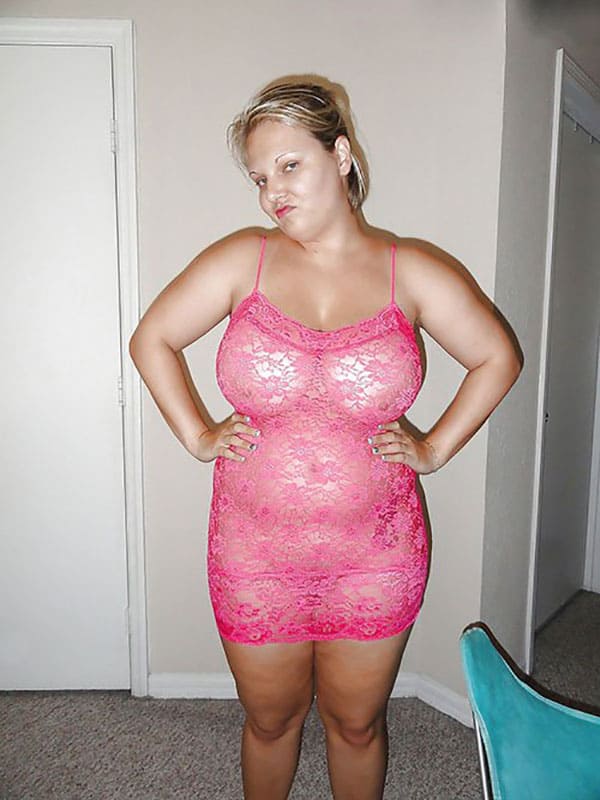 Толстушка в кружевном прозрачном платье без белья 4 фото